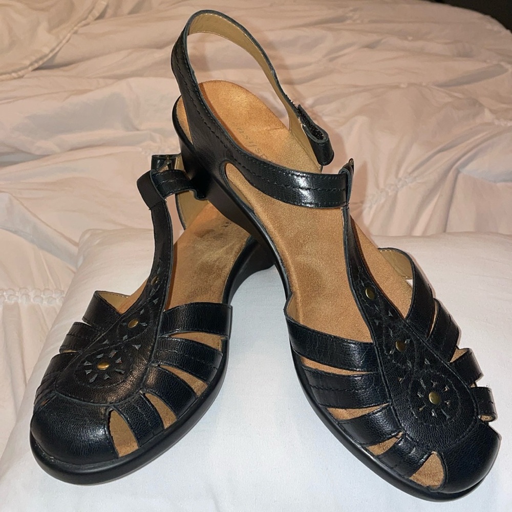 Easy Spirit - size 9N - Esroslyn - black leather sandals- fit like 9M